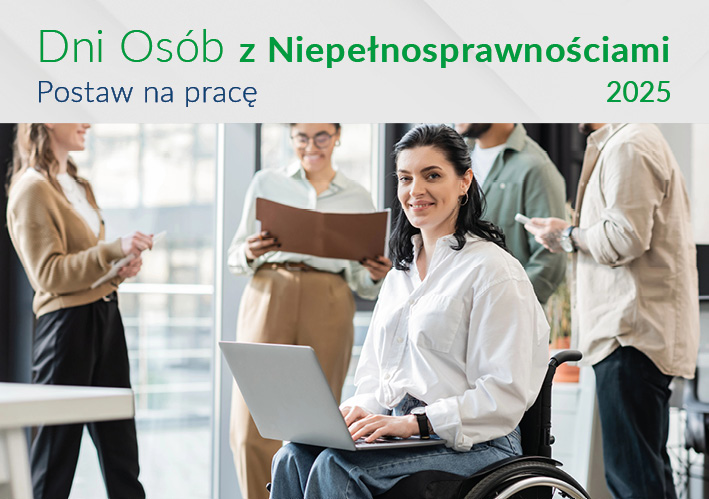 grafika Dzień Osób z Niepełnosprawnościami 2025 - kobieta na wózku inwalidzkim z laptome, w tle stoi kilka osób
