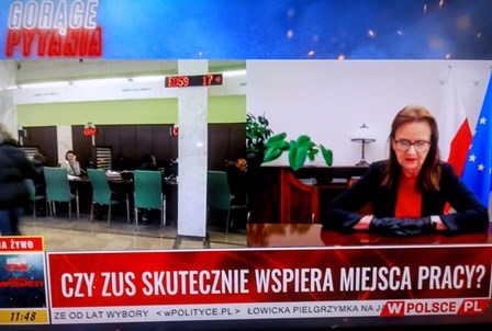 screen z wywiadu - prezez ZUS na tle sali obsługi klientów