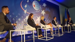link do powiększonej grafiki - prof. Gertruda Uścińska (druga od lewej) podczas panelu na XXIX Forum Ekonimocznym w Krynicy