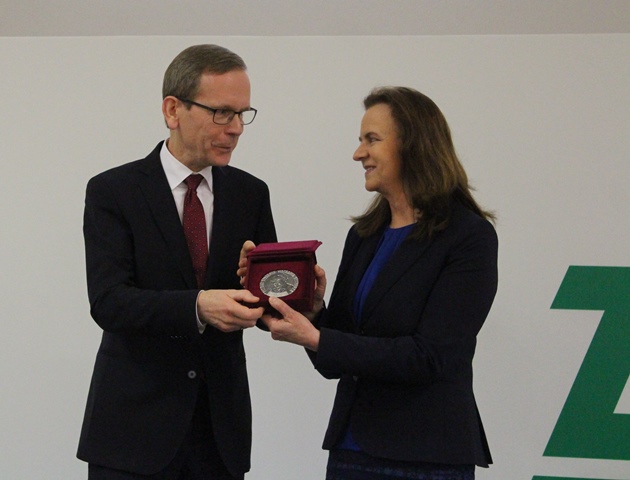 Prof. Gertruda Uścińska, prezes ZUS oraz nagrodzony Medalem Schuberta prof. Maciej Żukowski