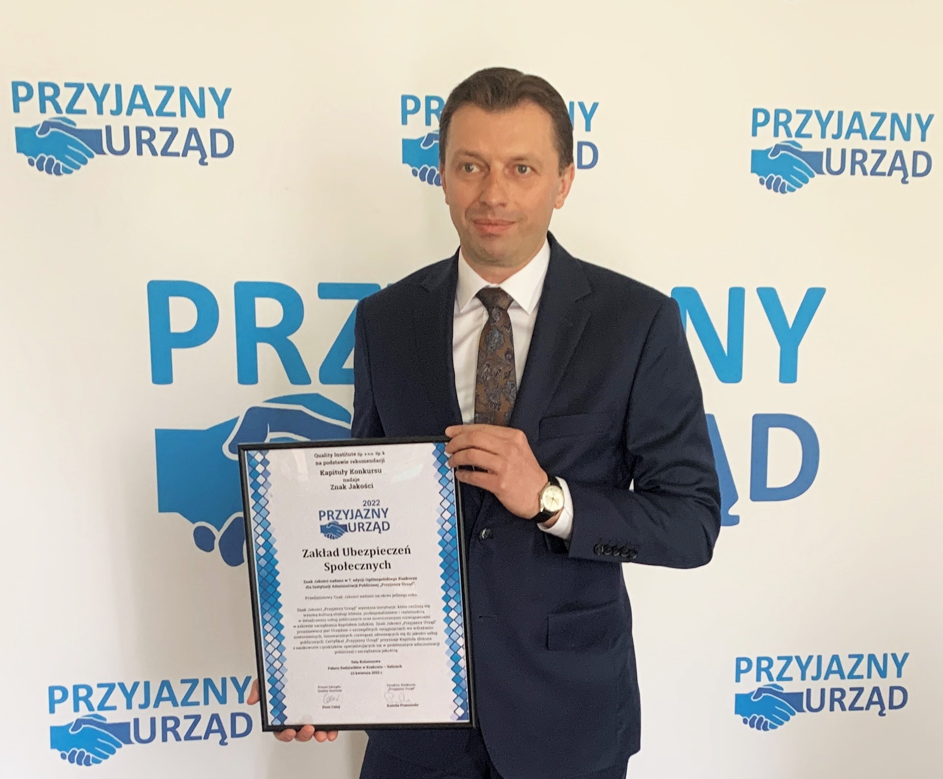 Prezes Jedynak z dyplomem przyjazny urząd