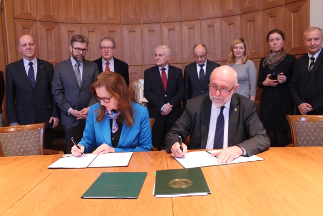 prof. dr hab. Gertruda Uścińska, prezes ZUS i prof. dr hab. inż. Jan Szmidt, rektor PW podpisują porozumienie o współpracy