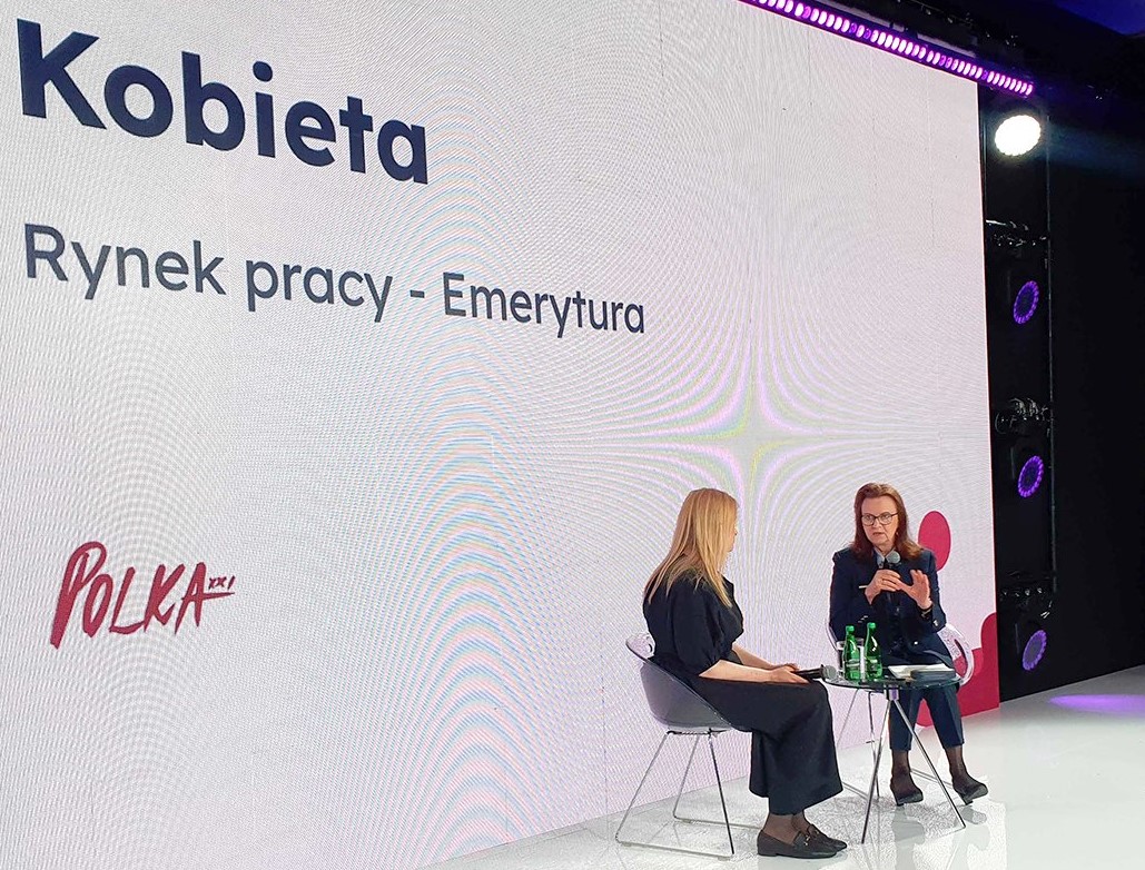 porf. Uścińska i moderator na tle ekranu - konferencja polsk XXI wieku