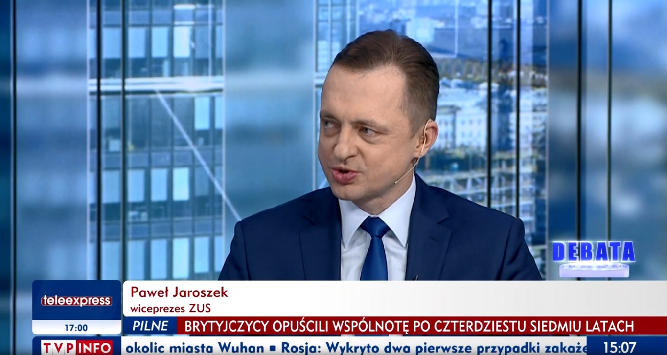 Prezez ZUS Paweł Jaroszek podczas debaty TVP info - lik do powiększonego zdjęcia
