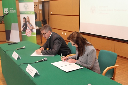 Ks. Prof. Stanisław Dziekoński, rektor UKSW oraz prof. Gertruda Uścińska, prezes ZUS podpisują porozumienie o współpracy