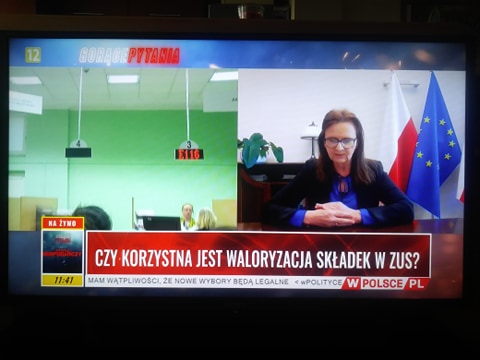 screen z porgramu - prezez ZUS na tle sali obsługi klientów