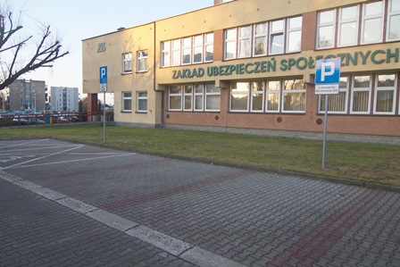 oddział ZUS w Rybniku - miejsca postojowe dla osób z niepełnosprawnością, w tle budynek oddziału